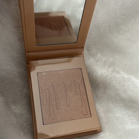 BNIB 💯% Authentic Kylie by Kylie Jenner Pressed Illuminating Powder - Picture 7 of 8